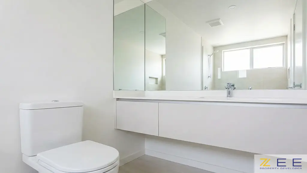 سرویس بهداشتی مدرن و تمیز با درب بسته توالت فرنگی و آینه بدون لک برای عکاسی